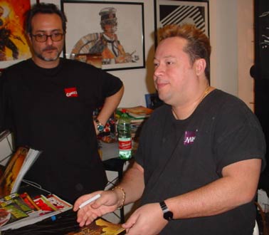 Gianni Tarquini e Joe Quesada (a destra) che firma albi